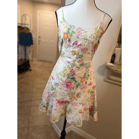 Sugarlips Eyelet White Floral Mini Dress Size XS 0-4 - Picture 2 of 5